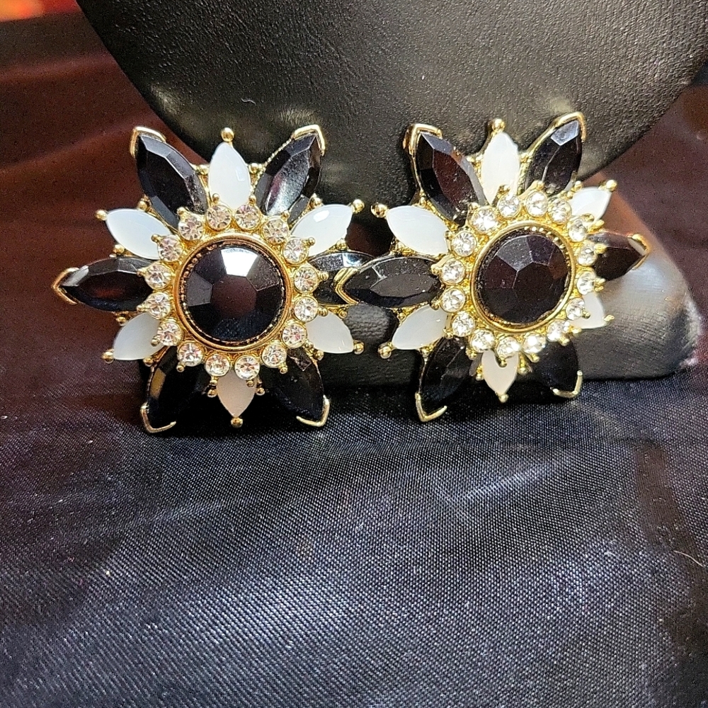 V61. Vintage Goldtone Shoe Clips w Rhinestones